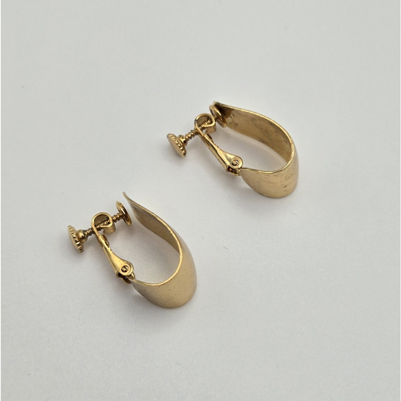 Vintage Napier Earrings Goldtone J Hoop Shiny Screwbacks Midcentury Modern 1" - Picture 5 of 12